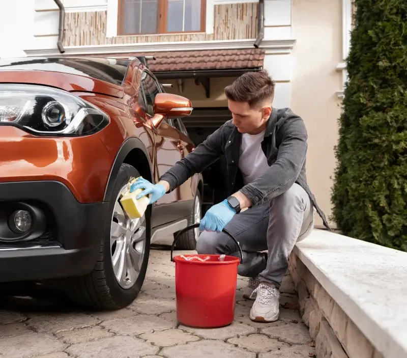 Lavage auto à domicile Champigny-sur-Veude : professionnel intervenant sur un véhicule